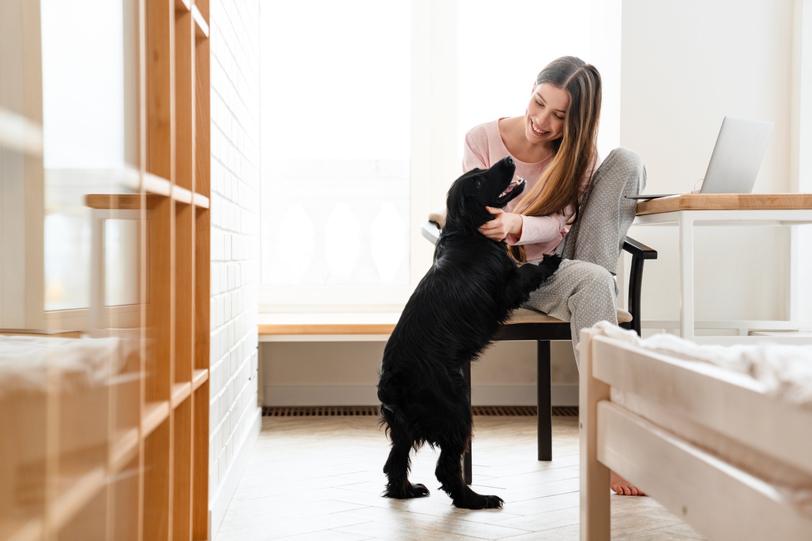 kobieta z psem w domu